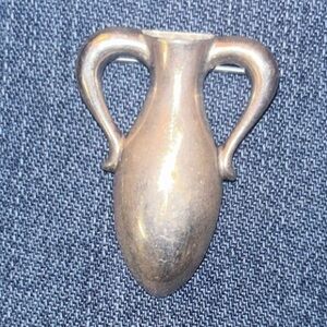 Vintage 925 Sterling Silver Amphora Vase Pin / Brooch ln Good Condition